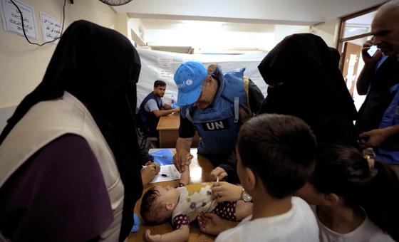 El doctor Younis Awadallah administra una vacuna contra la polio en Gaza.